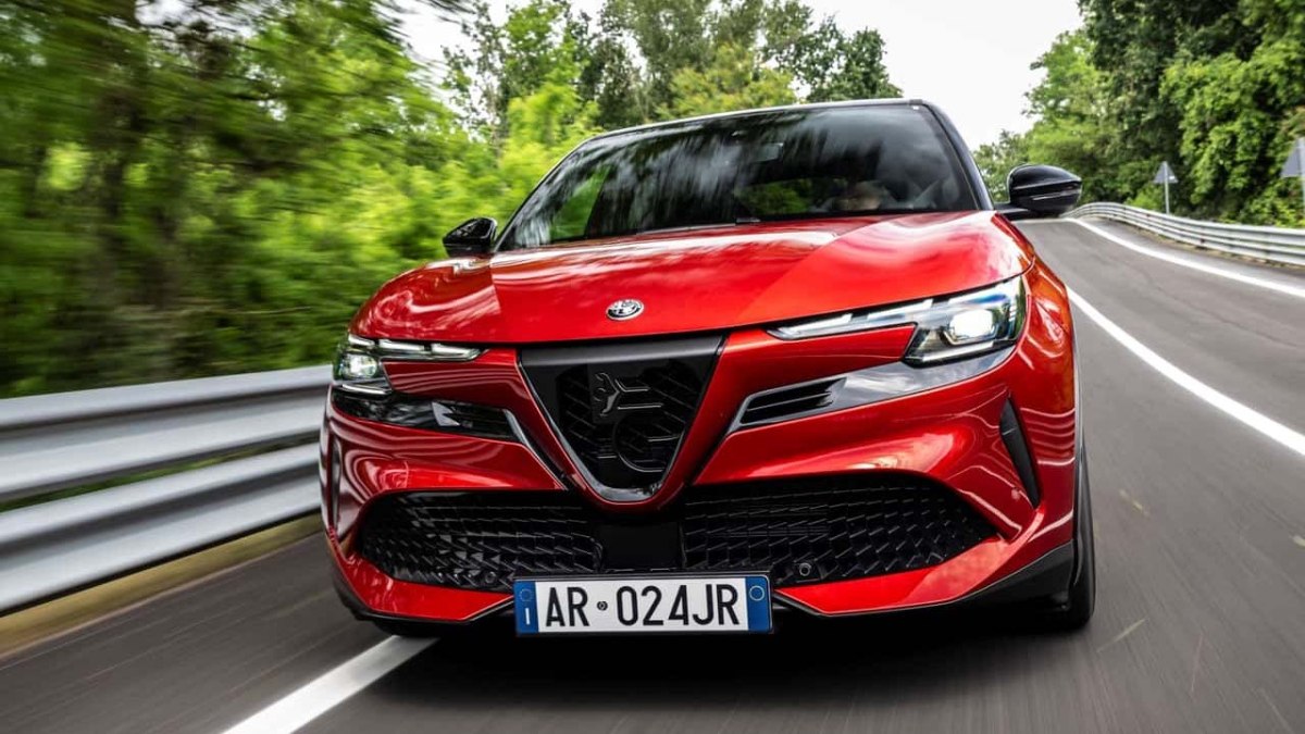 Alfa Romeo Junior, hibrit ve elektrikli seçenekleriyle Türkiye’de satışta